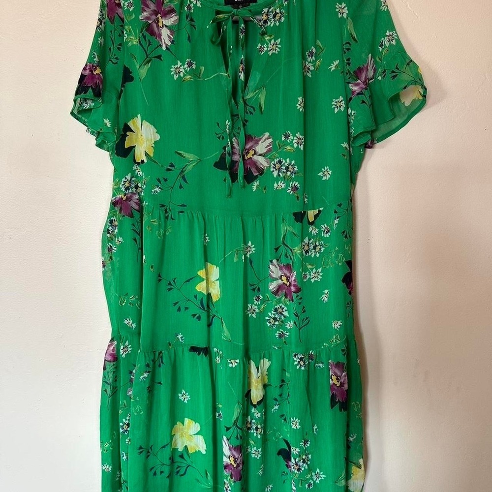 DKNY green floral midi dress with tie neck and flutter sleeves. Size:4 babydoll